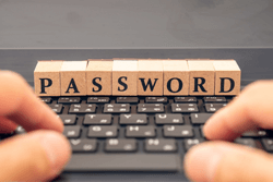 パスワード設定やアクセス権限の付与などのセキュリティ対策